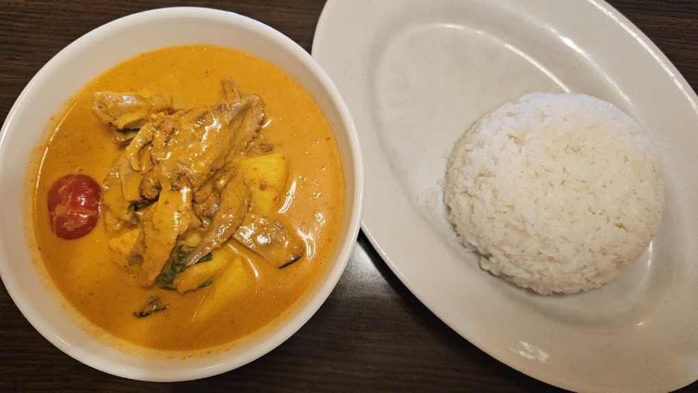 Rotes Thai-Curry mit Poulet und Jasminreis bei Takrai