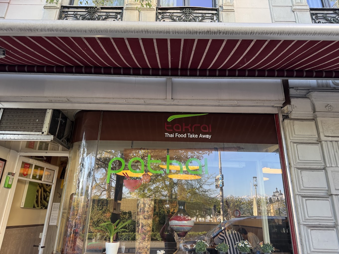 Aussenansicht des Takrai-Ladens an der Haldenstrasse in Luzern mit Schriftzug takrai Thai Food Take Away